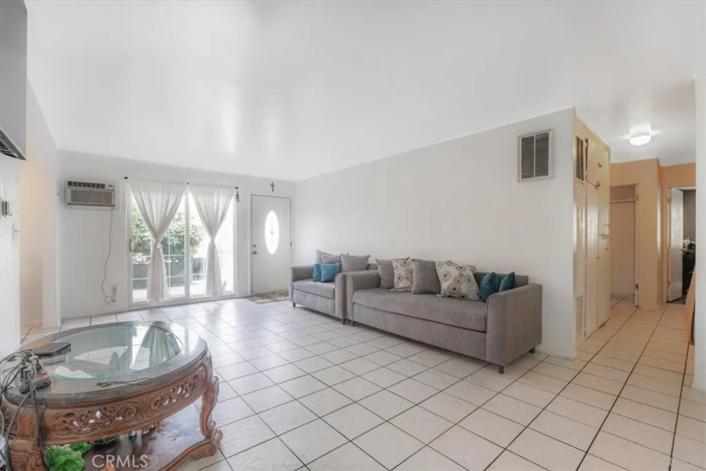 6904 Radford Avenue 1, North Hollywood, California 91605 home-pic-4